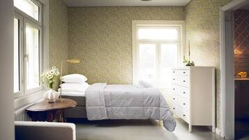 3 slaapkamers, een bureau, een strijkplank/strijkijzer, reisbedje