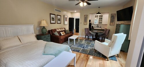 Cozy 1-bedroom apartment with WiFi, AC in enjoyable Newark