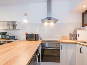 Kühlschrank, Mikrowelle, Ofen, Geschirrspüler