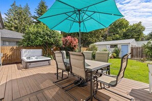 Outdoor dining - Dog-Friendly and a Hot Tub! Blue Door Breeze in Midtown Coeur d'Alene near Shops and Restaurants! (Coeur d'Alene)