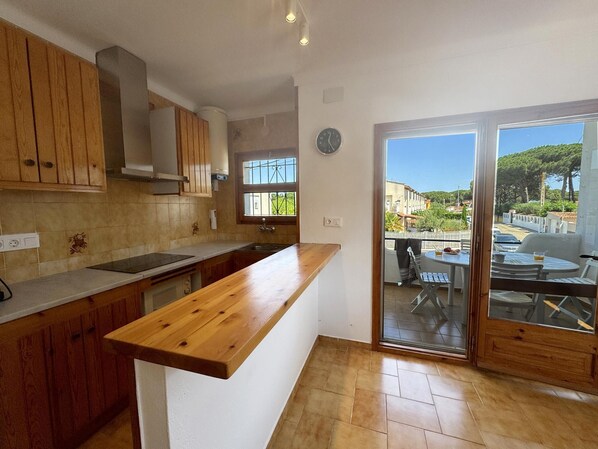 Kühlschrank, Mikrowelle, Wasserkocher mit Kaffee-/Teezubehör