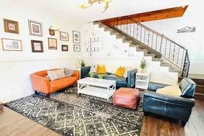 特色獨棟房屋, 3 間臥室, 熱水浴缸 | 客廳 | 40-吋智慧型電視、有線頻道、壁爐