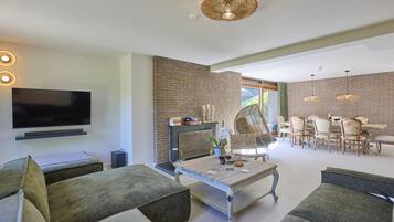 TV, fireplace