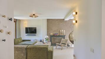 Een televisie en een open haard