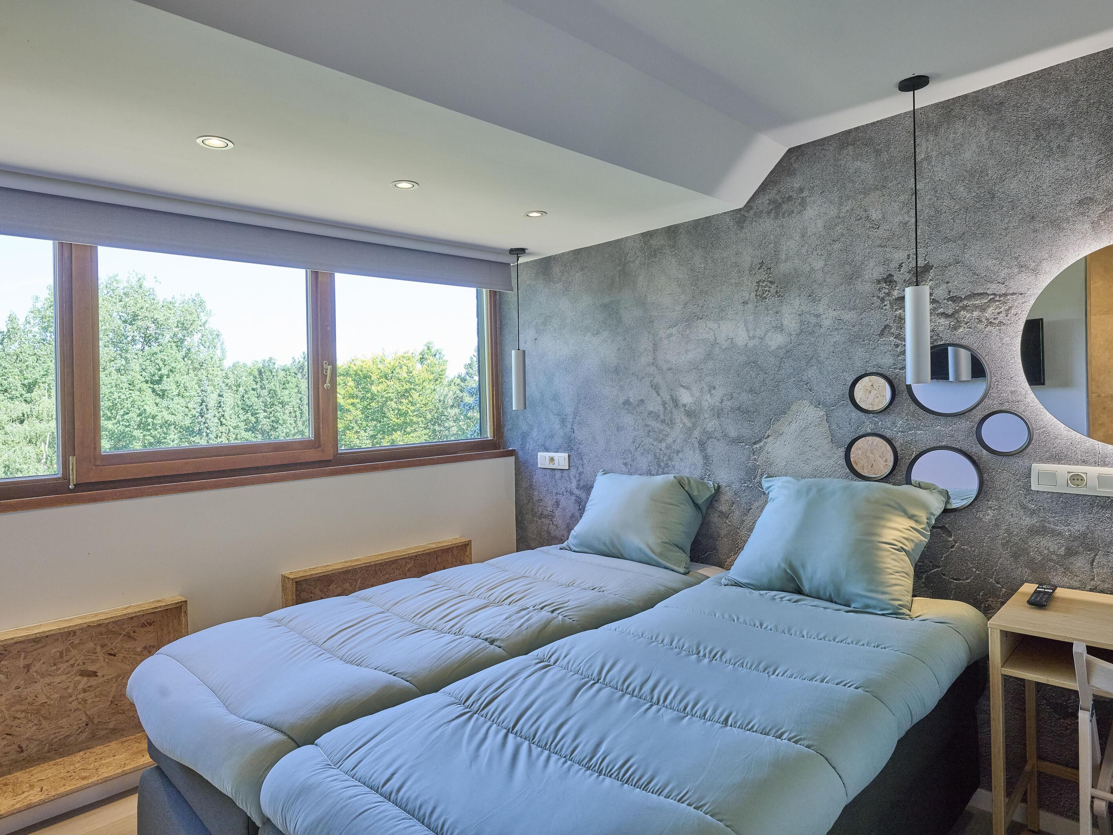 6 slaapkamers, een strijkplank/strijkijzer, internet