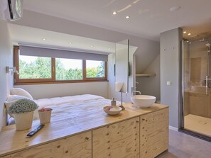 6 habitaciones, tabla de planchar con plancha y internet 