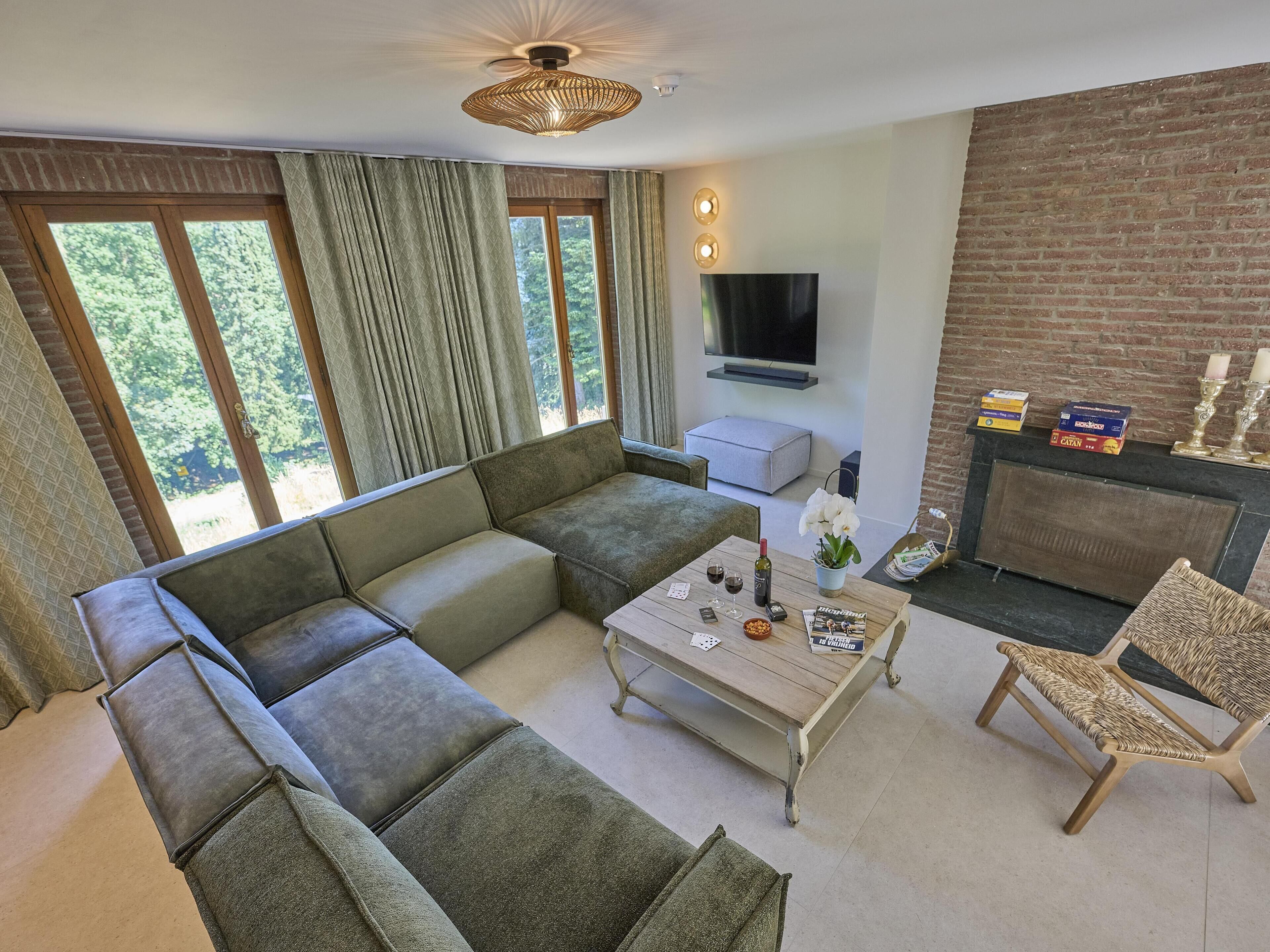 Een televisie en een open haard