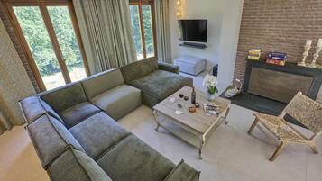 Een televisie en een open haard