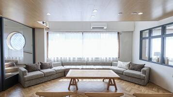 64 inci televisyen skrin rata dengan digital