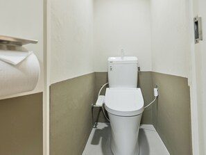 Tina con regadera, secadora de cabello, bidet, toallas 