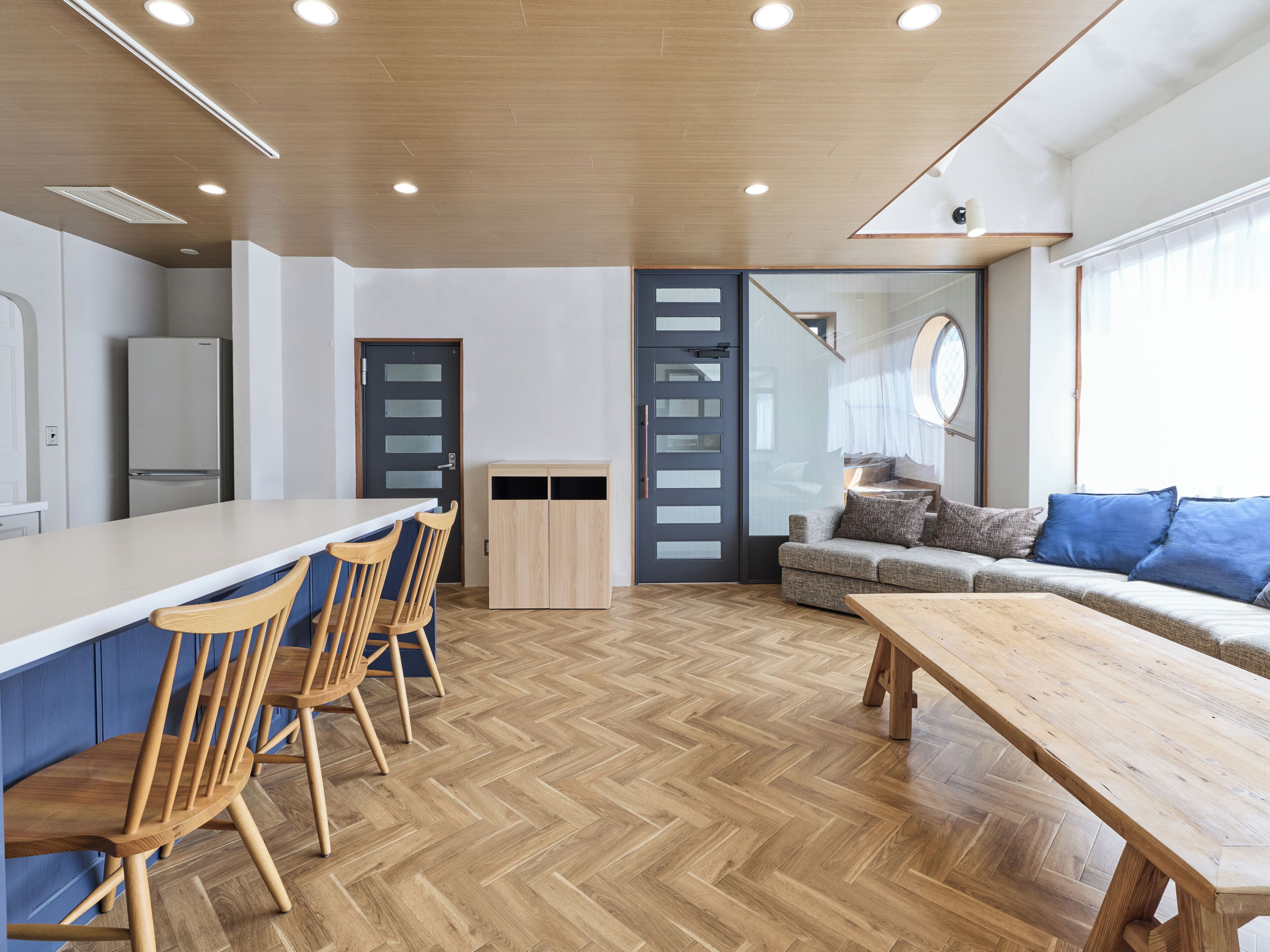 Televisi layar datar 64-inci dengan saluran TV digital