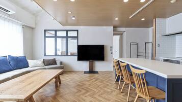 Family Apartment | Desk, bed sheets