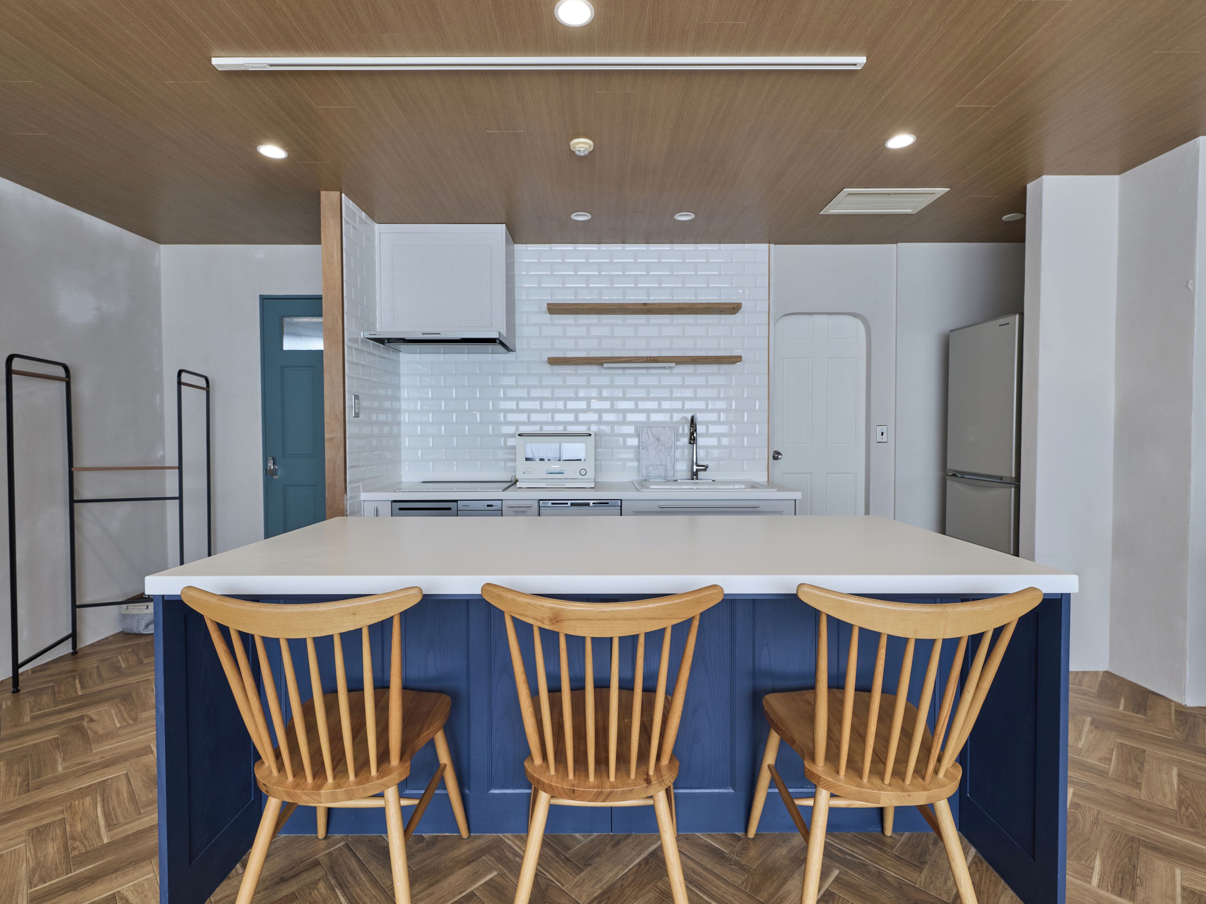 Televisi layar datar 64-inci dengan saluran TV digital