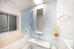 Zimmer, Veranda, Stadtblick | Badezimmer