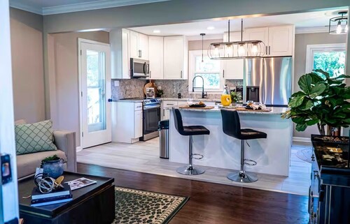 Elegant 2BR Retreat • Spa Showers • Chef Kitchen • Near Hospitals & Parks