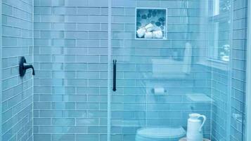 Secadora de cabello, toallas, jabón, papel de baño