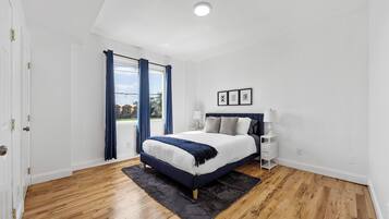 8 slaapkamers, een strijkplank/strijkijzer, wifi, beddengoed
