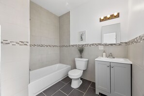 Haartrockner, Handtücher, Seife, Toilettenpapier