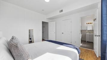 8 slaapkamers, een strijkplank/strijkijzer, wifi, beddengoed