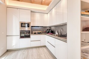 Apartamento familiar, varias habitaciones, 2 baños (Casa del Geco Sanremo) | Cocina privada | Microondas, horno, placa de cocina y lavavajillas