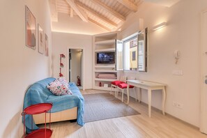 Familienapartment, Mehrere Schlafzimmer, 2 Bäder (Casa del Geco Sanremo) | Wohnbereich | 21-Zoll-Flachbildfernseher mit Kabelempfang