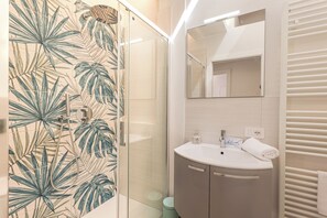 Familienapartment, Mehrere Schlafzimmer, 2 Bäder (Casa del Geco Sanremo) | Badezimmer | Dusche, Haartrockner, Bidet, Handtücher