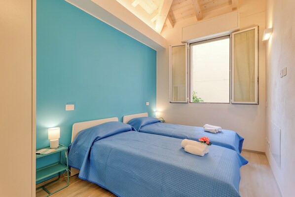 2 عدّة غرف نوم وواي فاي مجانًا وملاءات أسرّة