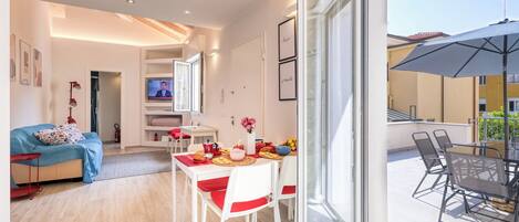 Perhehuoneisto, useita makuuhuoneita, 2 kylpyhuonetta (Casa del Geco Sanremo) | Ruokailu