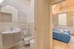 อพาร์ทเมนท์สำหรับครอบครัว, หลายห้องนอน, 2 ห้องน้ำ (Casa del Geco Sanremo) | ห้องน้ำ | ฝักบัว, ไดร์เป่าผม, โถสุขภัณฑ์แบบบิเดท์, ผ้า เช็ดตัว
