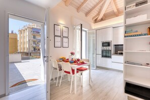 Departamento familiar, varias habitaciones, 2 baños (Casa del Geco Sanremo) | Restaurantes