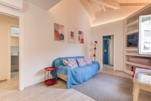 Departamento familiar, varias habitaciones, 2 baños (Casa del Geco Sanremo) | Área de sala de estar | Televisión de pantalla plana de 21 pulgadas con canales por cable 