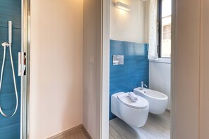 Apartamento família, vários quartos, 2 banheiros (Casa del Geco Sanremo) | Banheiro | Chuveiro, secador de cabelo, bidê, toalhas de banho