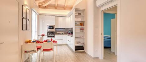 Family Apartment, 2 Bedrooms, 2 Bathrooms (Casa del Geco Sanremo) | Private kitchen