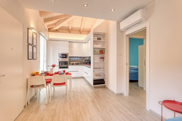 Appartement Familial, 2 chambres, 2 salles de bains (Casa del Geco Sanremo) | Cuisine privée | Micro-ondes, four, plaque de cuisson, lave-vaisselle