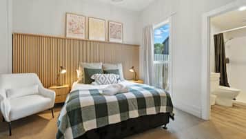 Desk, iron/ironing board, WiFi, bed sheets