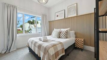 3 bedrooms, desk, iron/ironing board, WiFi