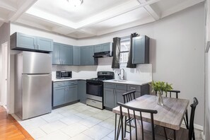 Private kitchen - Spacious 14-bedroom house in charming Newark with WiFi, AC (Newark)