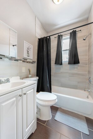 Hair dryer, towels, soap, toilet paper - Spacious 14-bedroom house in charming Newark with WiFi, AC (Newark)