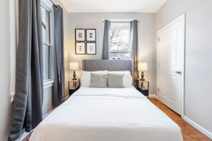 10 bedrooms, iron/ironing board, WiFi, bed sheets - Spacious 14-bedroom house in charming Newark with WiFi, AC (Newark)