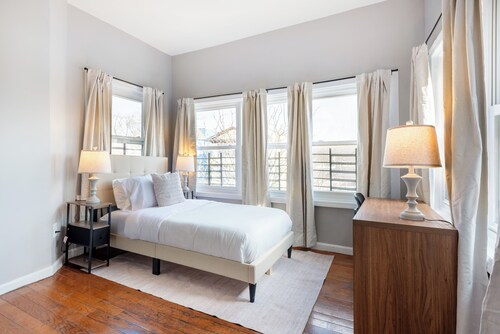 Spacious 14-bedroom house in charming Newark with WiFi, AC