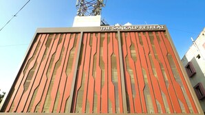Een gebouw met een bord waarop 