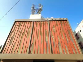 A building with a sign reading "The Sankalp Retreat."
