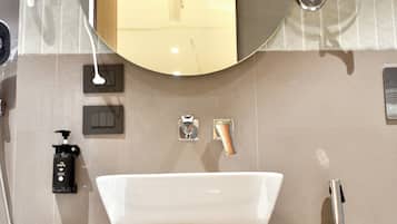Phòng Suite Cao cấp | Phòng tắm | Khăn tắm, dầu gội