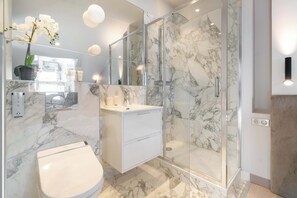 Shower, hair dryer, towels, shampoo - Sumptuous property near Hotel de Ville & Marais (Unknown)