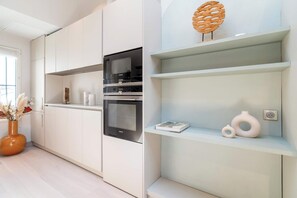 Coffee/tea maker, fridge, microwave, oven