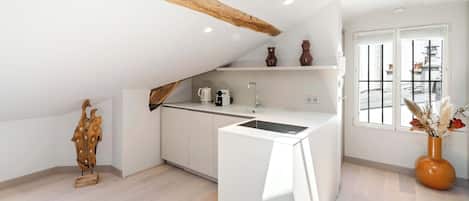 Coffee/tea maker, fridge, microwave, oven