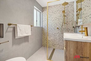 Shower, hair dryer, towels - MetaWise Cozy Family Room3 in Shared Home Free Parking (Castle Hill)