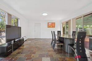 Dining - MetaWise Cozy Family Room3 in Shared Home Free Parking (Castle Hill)