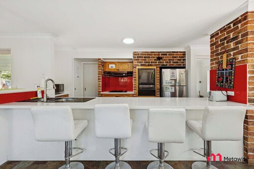 MetaWise Cozy Family Room3 in Shared Home Free Parking