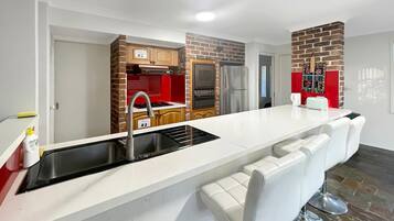 Kjøleskap, mikrobølgeovn, ovn og kokeplater